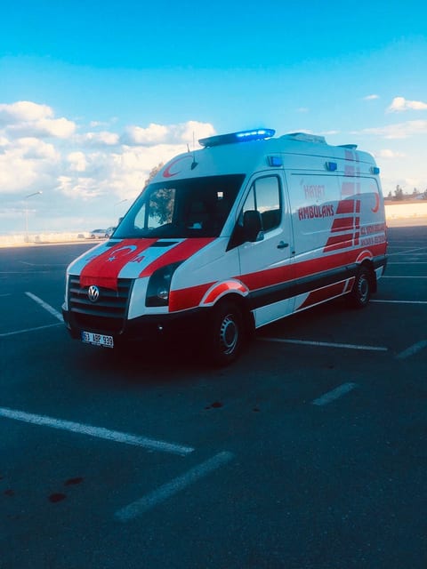 Hayat Ambulans 63 ABP 939 plakalı acil yardım ambulansı, tepe lambaları yanar hâlde