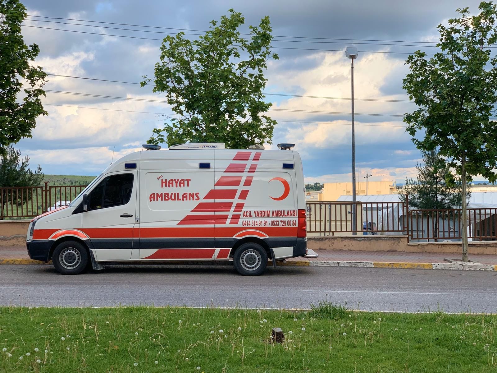 Hayat Ambulans acil yardım ambulansı yan görünüm