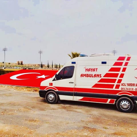 Hayat Ambulans acil yardım ambulansı Şanlıurfa'da Türk bayrağı önünde