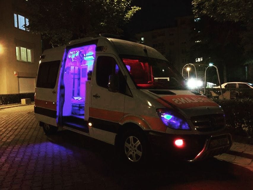 Hayat Ambulans acil yardım ambulansı gece görevde, yan kapısı açık ve hasta kabini aydınlatılmış