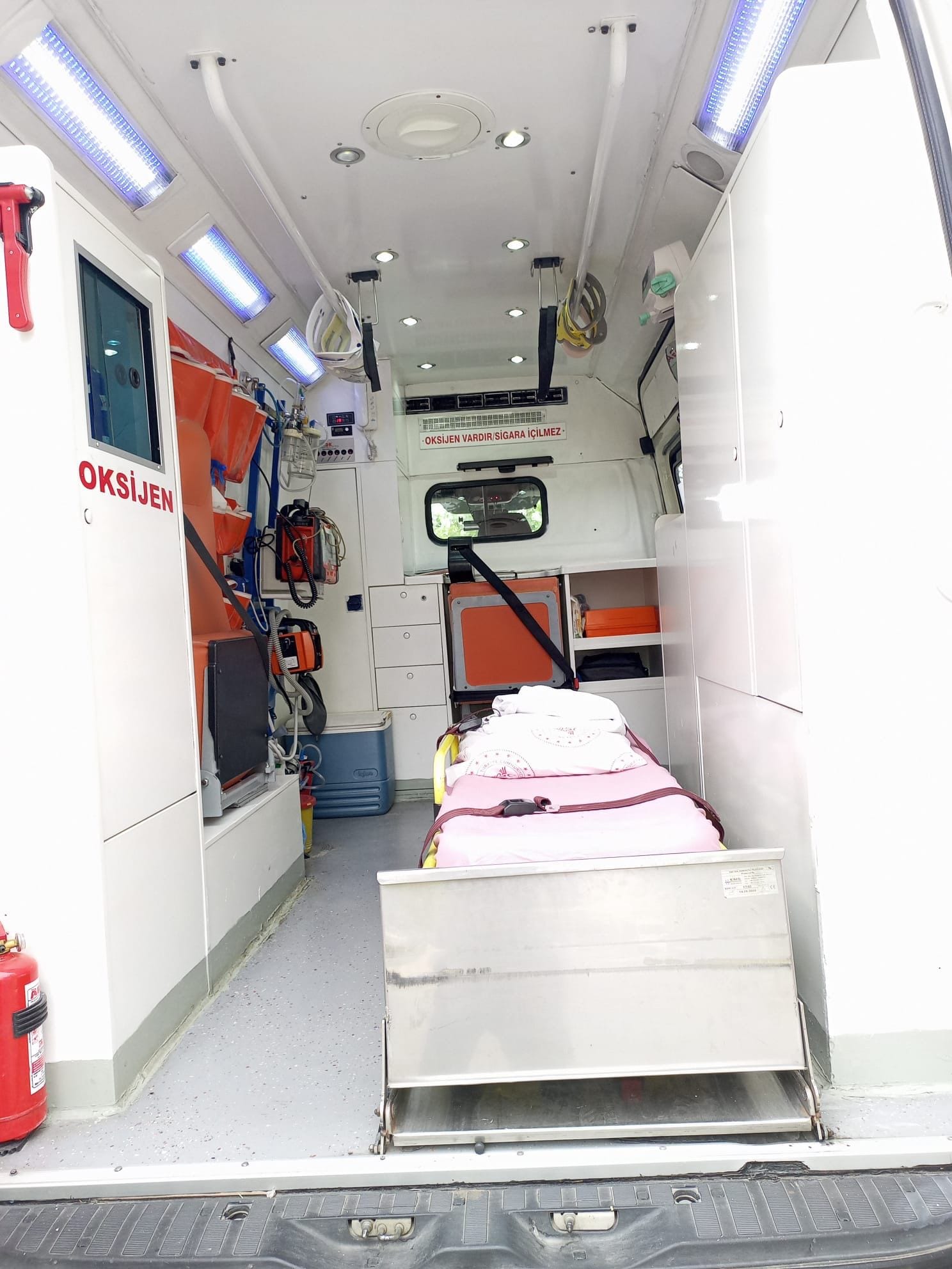 Hayat Ambulans hasta kabini: oksijen sistemi, sedye, monitör ve acil müdahale ekipmanları