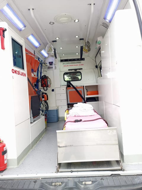 Hayat Ambulans hasta kabini: oksijen sistemi, sedye, monitör ve acil müdahale ekipmanları