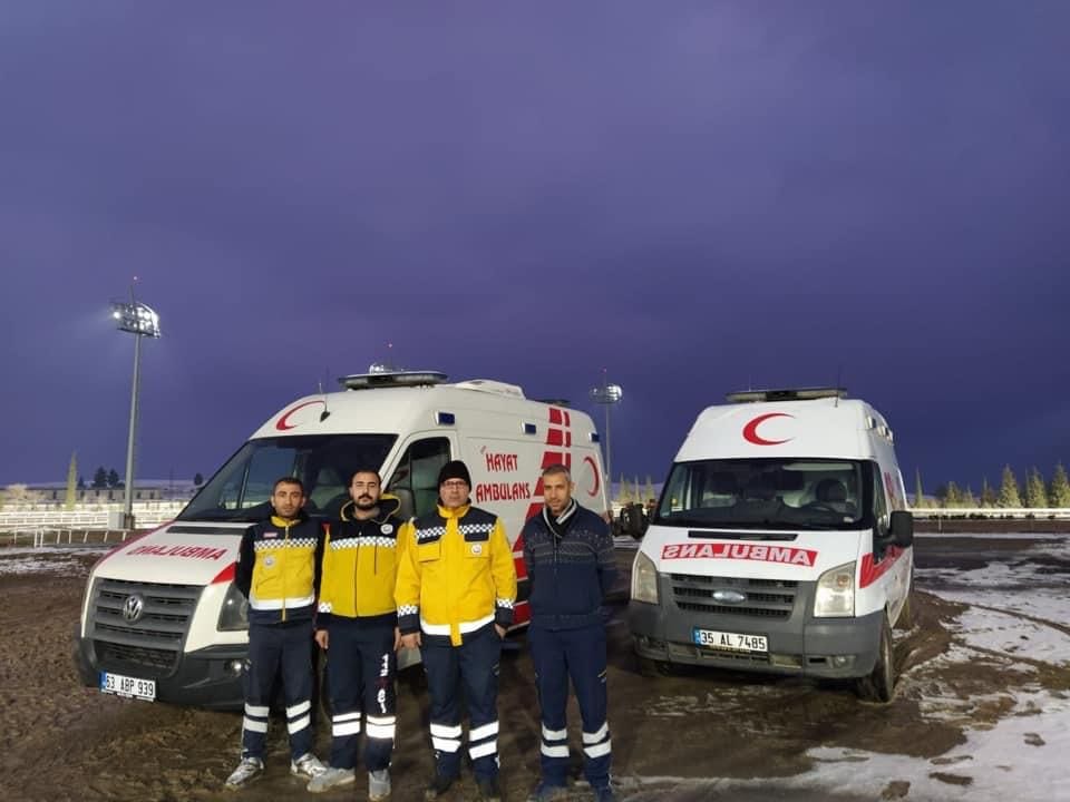 Hayat Ambulans ekibi gece nöbetinde iki ambulansın önünde
