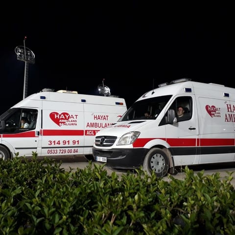 Hayat Ambulans ambulansları gece görev bekleyişinde