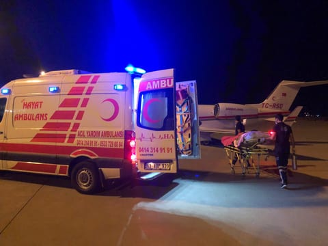 Hayat Ambulans ekibi gece uçak ambulansa hasta transferi yaparken