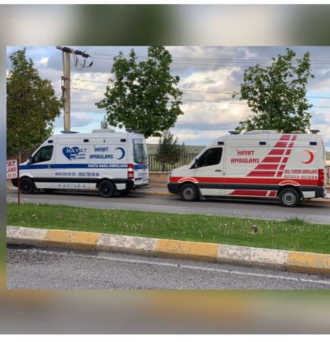 Hayat Ambulans hasta nakil ambulansı ve acil yardım ambulansı yan yana