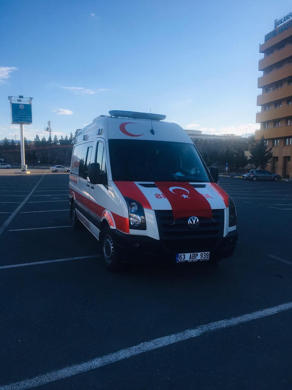 Hayat Ambulans ambulansı Şanlıurfa Mehmet Akif İnan Eğitim ve Araştırma Hastanesi önünde