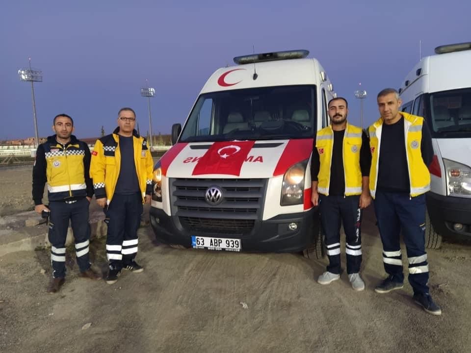 Hayat Ambulans sağlık personeli ekibi ambulansların önünde