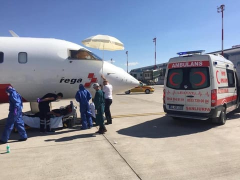 Hayat Ambulans ekibi Diyarbakır Havalimanı apronunda hastayı uçak ambulansa taşırken