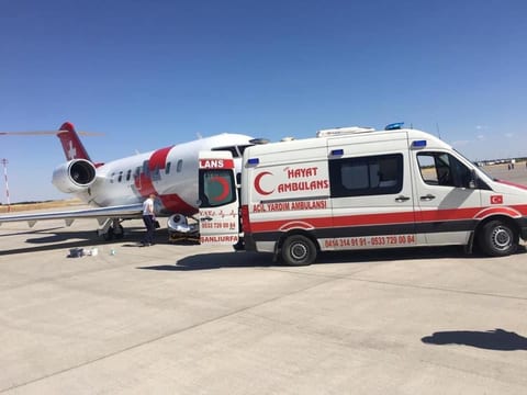 Hayat Ambulans acil yardım ambulansı uçak ambulans yanında sedye aktarımı yaparken