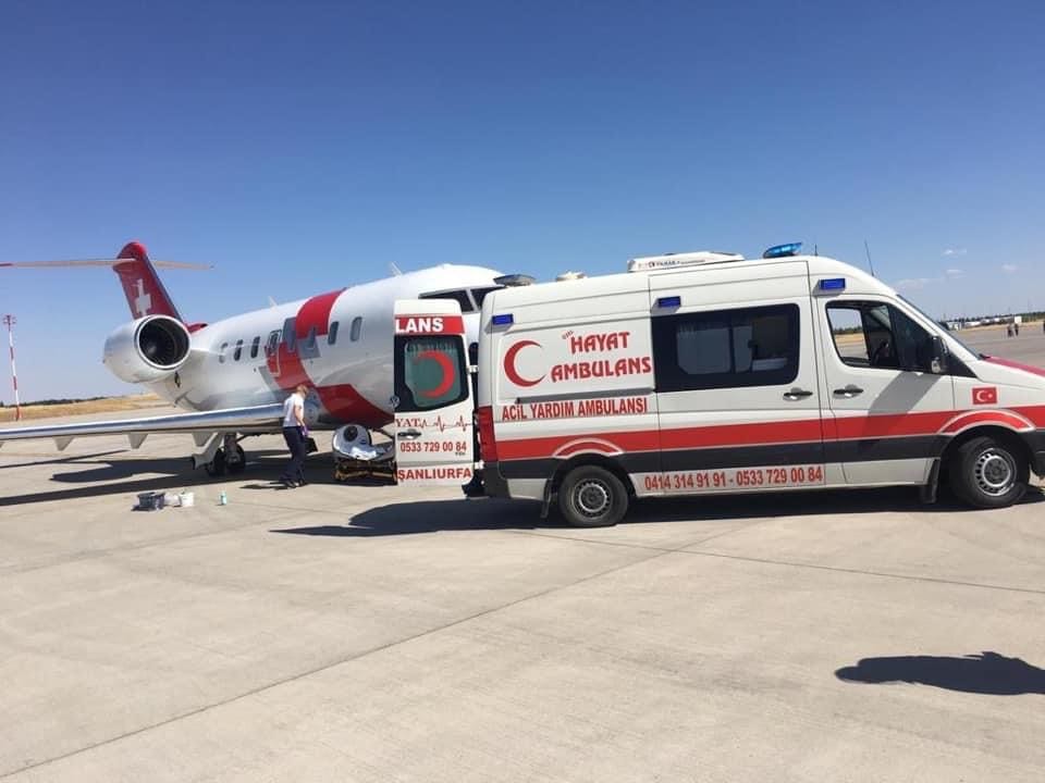 Hayat Ambulans acil yardım ambulansı uçak ambulans yanında sedye aktarımı yaparken